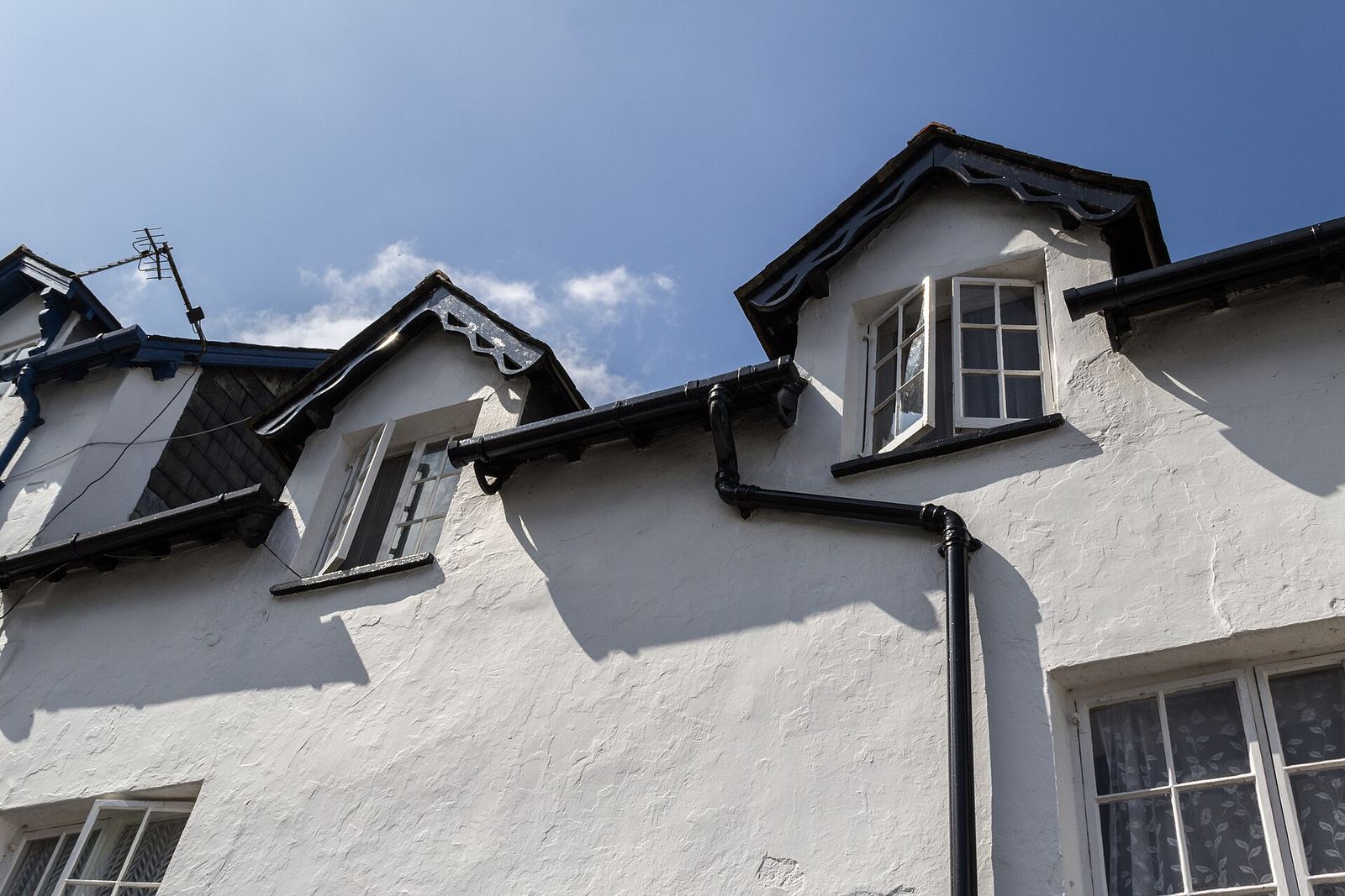 Witte woning met dakkapellen en dakgoten