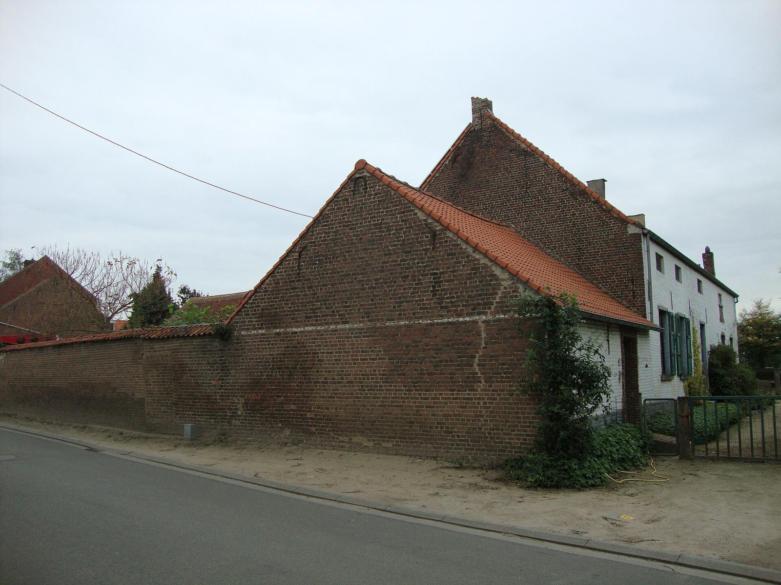 Hoeve met bakstenen gebouwen onder pannendaken